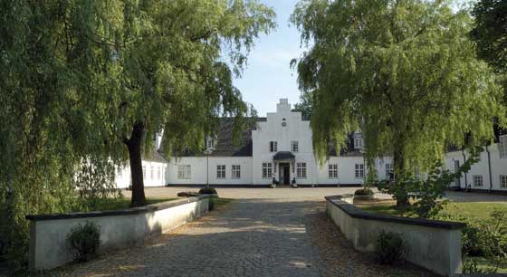 Brandbjerg Hjskole. Oprettet som herregaard 1545. Brant betyder "stejl". Alts "stejlt bjerg".