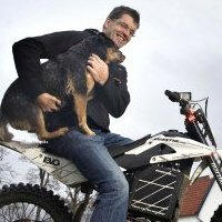 Ivan baron Reedtz-Thott på Quantya MC med den ene af sine to trofaste kenyanske hyrdehunde